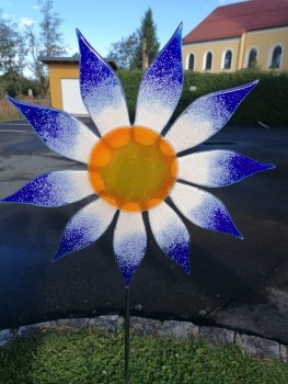 Blume weiß-blau, Fusingglas Ø ca. 43cm, reine Handarbeit, mit Metallstab 8mm, 2 tlg.