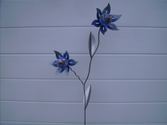Doppelblume Metall, pulverisiert, mit Glastropfen in blau, ca. 150 cm